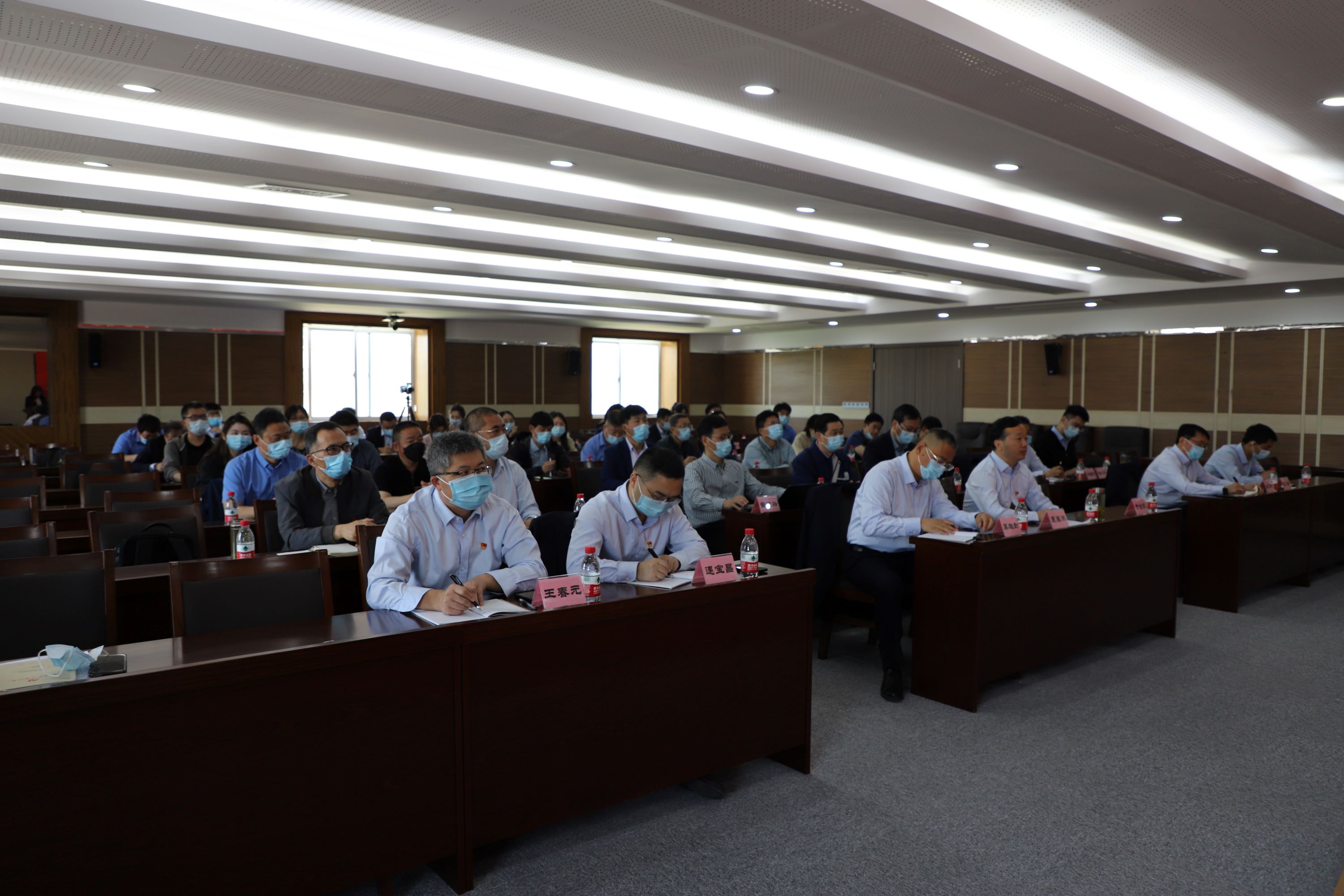 尊龙凯时人生就是搏集团召开党风廉政警示教育大会